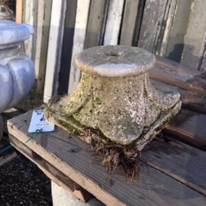 Capitello in Pietra Floreale