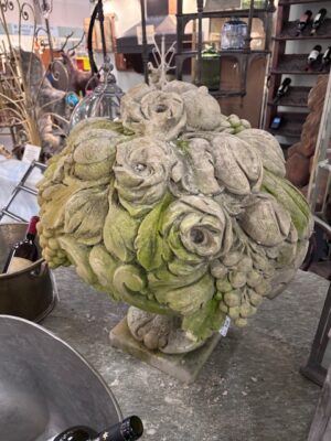 Coppia di Vasi con Fiori e Frutta