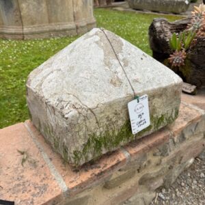 Coppia di Piramidi in Cemento