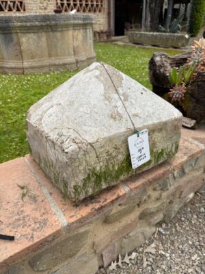 Coppia di Piramidi in Cemento