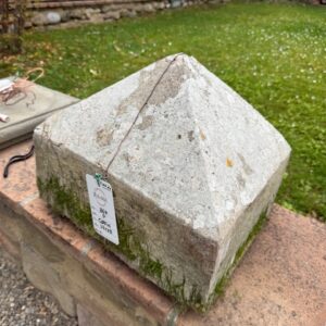 Coppia di Piramidi in Cemento