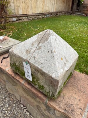 Coppia di Piramidi in Cemento