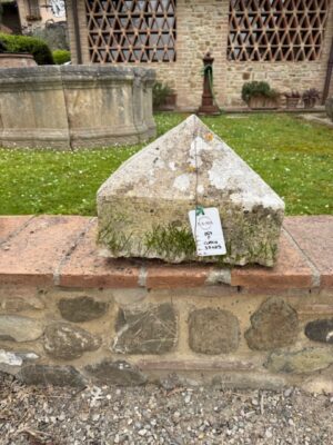 Coppia di Piramidi in Cemento