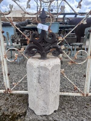 Colonnino in Pietra Antico con Fregio