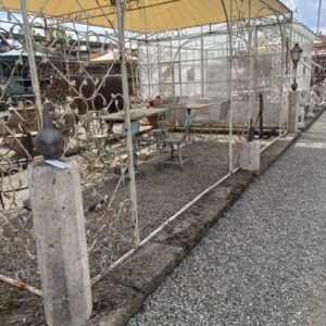 Coppia Colonnini in Travertino con Punte in Ghisa