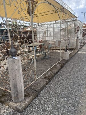 Coppia Colonnini in Travertino con Punte in Ghisa