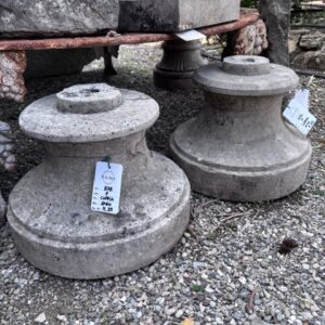 Coppia di Capitelli in Pietra Grandi