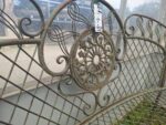 Divanetto Stondato con Rosone Grande