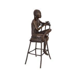 dama seduta in bronzo