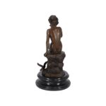 Dama in bronzo con colomba