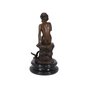 Dama in bronzo con colomba