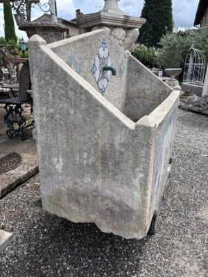 Vasca in Pietra con inserti in Maiolica