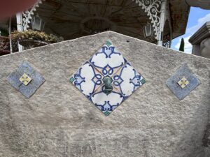 Vasca in Pietra con inserti in Maiolica