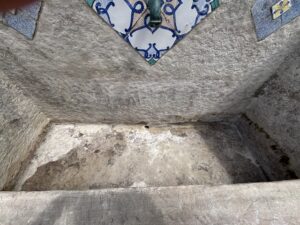 Vasca in Pietra con inserti in Maiolica