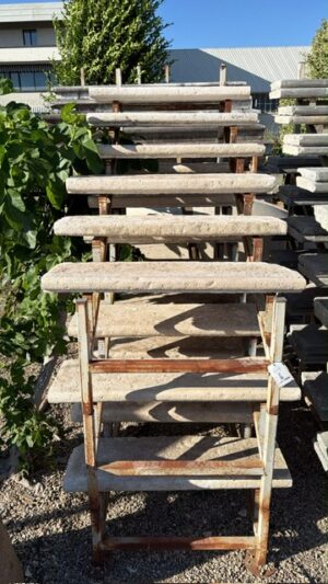 Scalino in Pietra Chiara senza Alzata