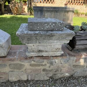 coppia di sopra colonne in travertino