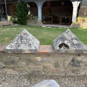 Coppia Sopra colonna a Piramide in Travertino
