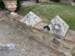 Coppia Sopra colonna a Piramide in Travertino