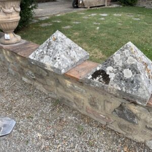 Coppia Sopra colonna a Piramide in Travertino