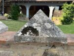 Coppia Sopra colonna a Piramide in Travertino