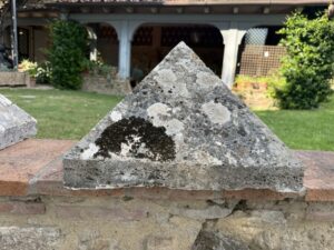 Coppia Sopra colonna a Piramide in Travertino