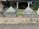 Coppia Sopracolonna in Travertino con Piramide