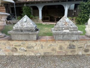 Coppia Sopracolonna in Travertino con Piramide