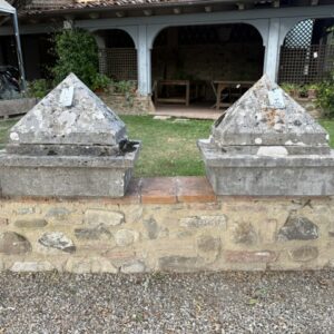 Coppia Sopracolonna in Travertino con Piramide