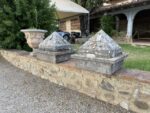 Coppia Sopracolonna in Travertino con Piramide