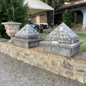 Coppia Sopracolonna in Travertino con Piramide