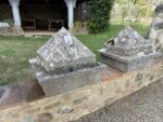 Coppia Sopracolonna in Travertino con Piramide