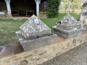 Coppia Sopracolonna in Travertino con Piramide