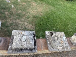Coppia Sopracolonna in Travertino con Piramide